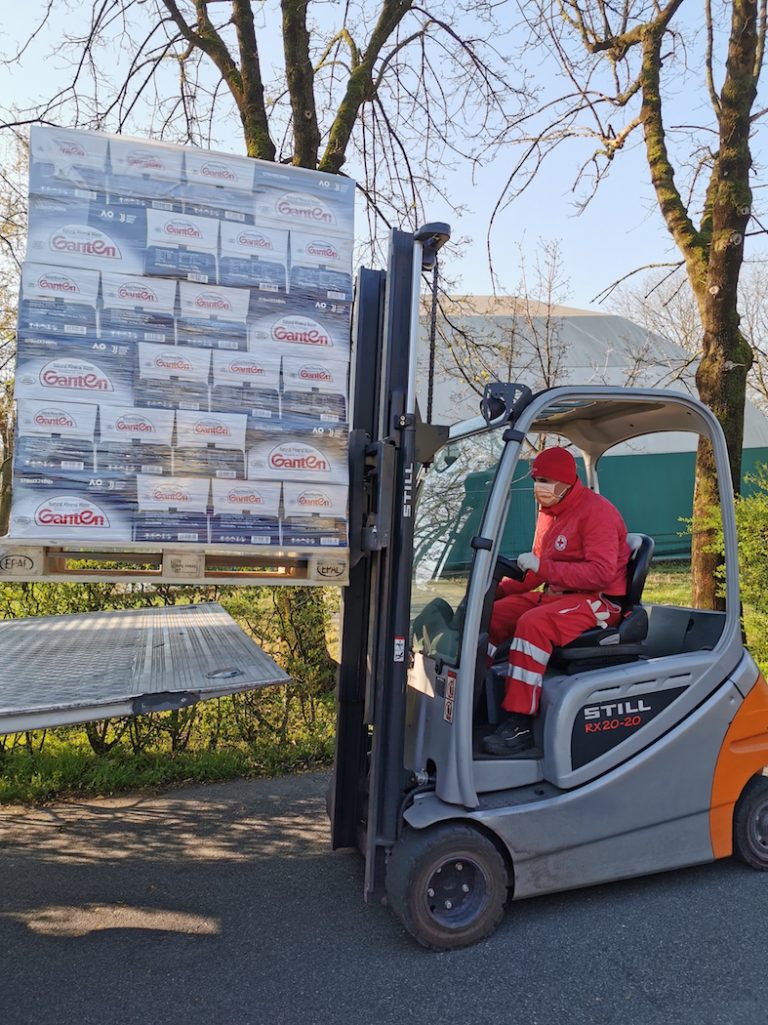 Ganten dona 13mila bottiglie d’acqua alla Croce Rossa