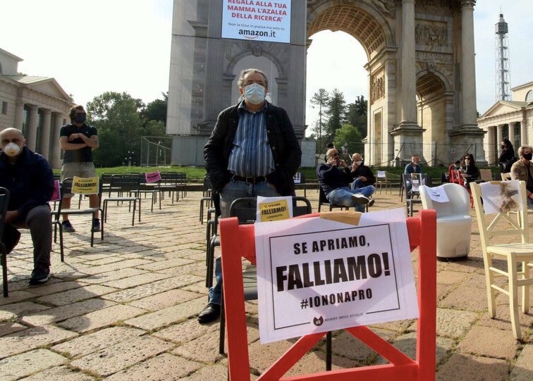 La protesta dei ristoratori: sedie vuote sotto l’Arco della Pace
