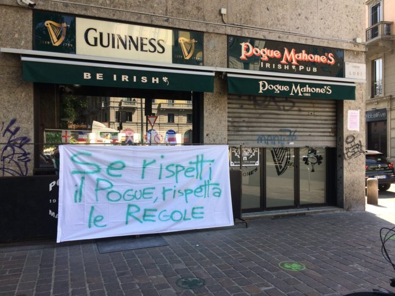 Il pub Pogue Mahone’s richiama all’ordine i clienti: serranda a mezz’asta in segno di protesta