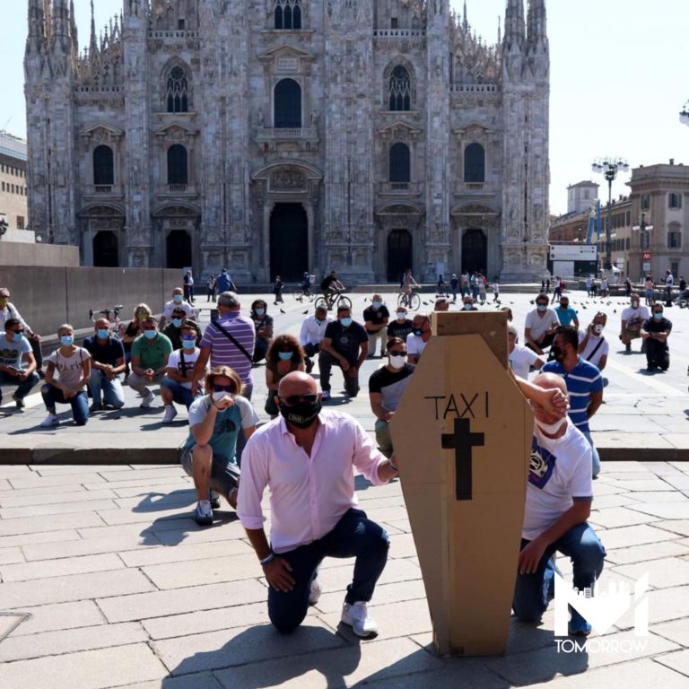 II “funerale” dei tassisti: in piazza Duomo con una bara