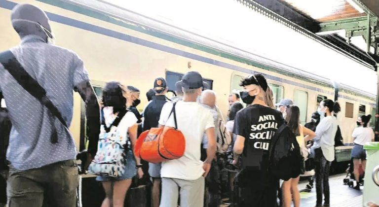Voglia di vacanze: treni super affollati in stazione centrale