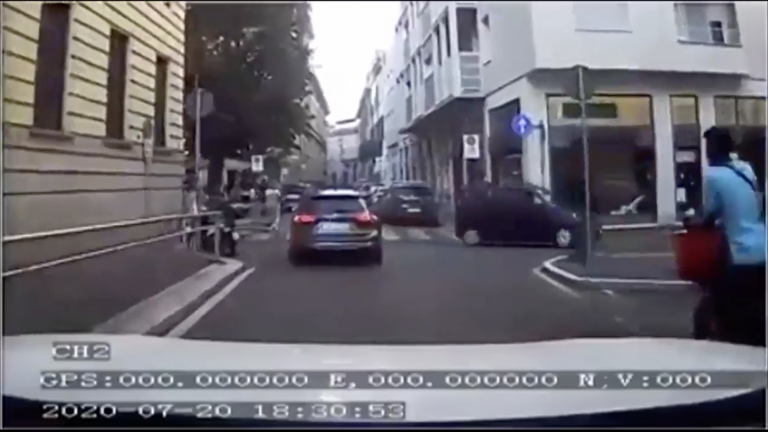 Milano, giovane in monopattino travolto da un’auto. Per fortuna illeso: il video