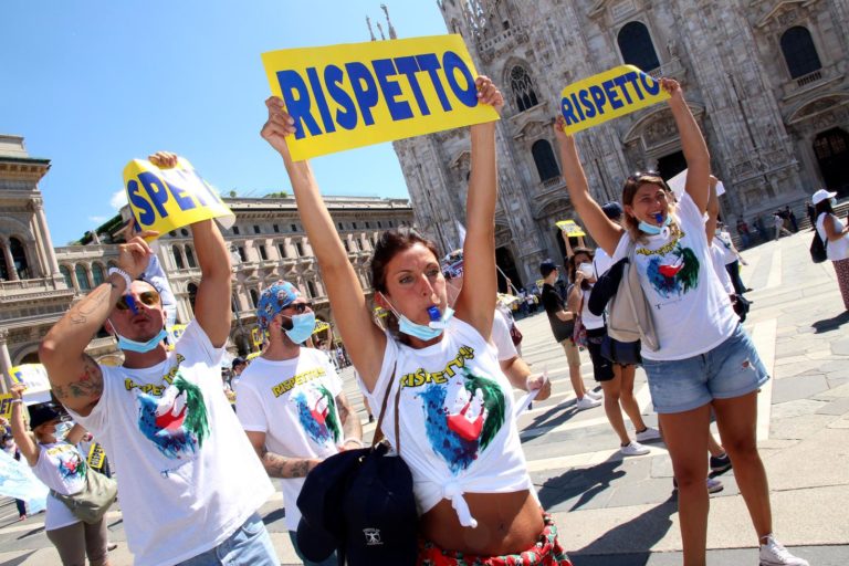 Gli infermieri si riuniscono in piazza Duomo: «Basta promesse, vogliamo rispetto»