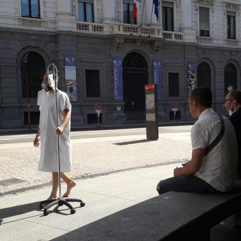 Un paziente “covid positivo” sperso a Milano: la performance dell’artista Nicola Mette