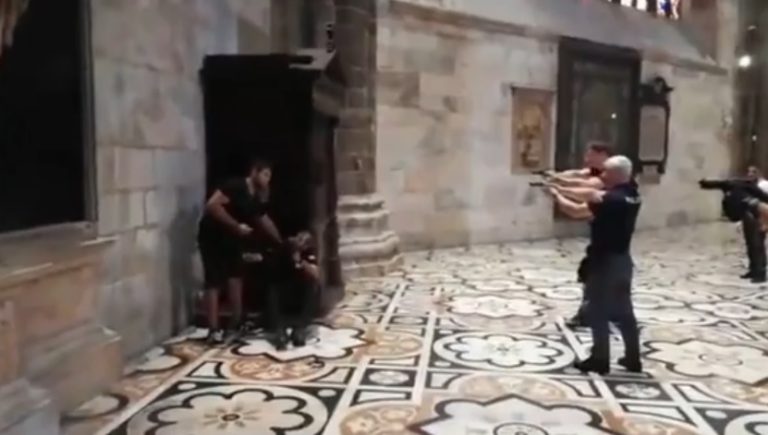 Terrore al Duomo, l’interrogatorio dell’assalitore: «Mi hanno drogato»