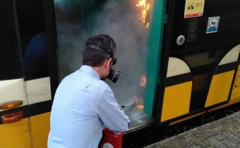 Milano, vandali appiccano per “scherzo” un incendio sul tram