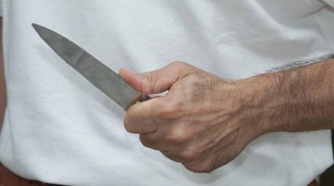 rapina in farmacia con un coltello