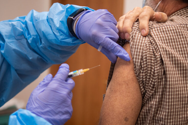 Vaccini, aperti quattro ambulatori mobili in condomini Aler