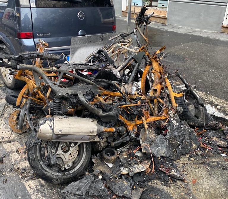Milano, veicoli dati alle fiamme in via Rubens: il Comune non ha ancora rimosso le carcasse dei mezzi