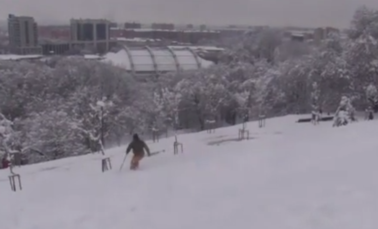 Milano, neve fa rima con divertimento: la montagnetta di San Siro diventa una pista da sci