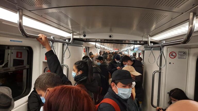 Milano, la metro verde va in tilt: assembramenti nei vagoni