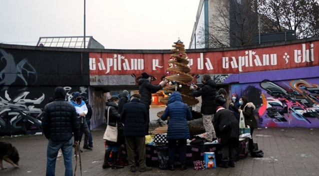 Milano, incendiato l’albero di Natale di largo Bonola: la risposta dei residenti