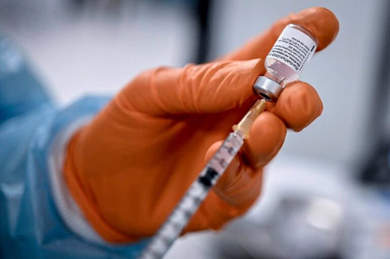 Vaccini anti-Covid, in Lombardia via libera anche a fragili e disabili