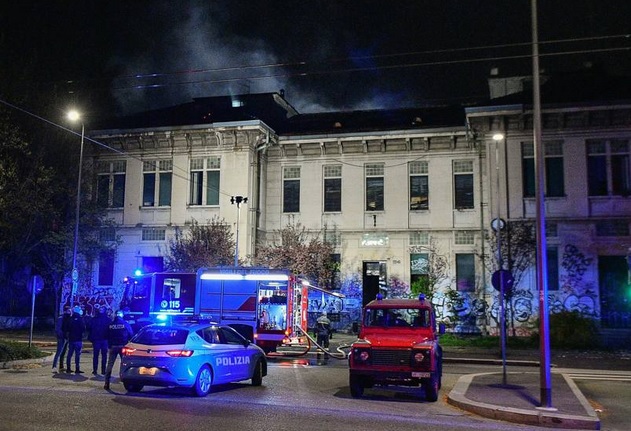 Milano, in fiamme lo stabile abbandonato dell’ex Macello: s’indaga sulle cause