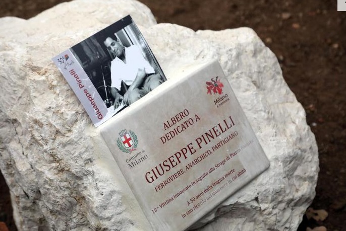 In piazzale Segesta torna la targa dedicata a Pinelli