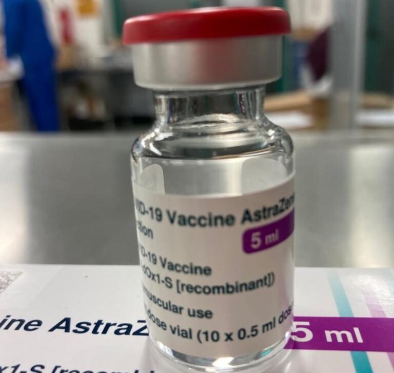 Regione Lombardia: «Rifiuto del vaccino AstraZeneca importante». Poi Moratti corregge: «Irrisori»