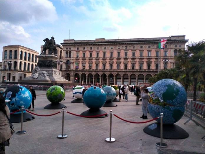 Milano, i globi di piazza Duomo pronti a tornare in estate