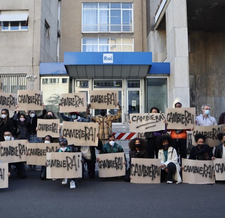Il sit-in del Cantiere davanti alla Rai: «Stop alla narrazione lesiva della dignità umana»
