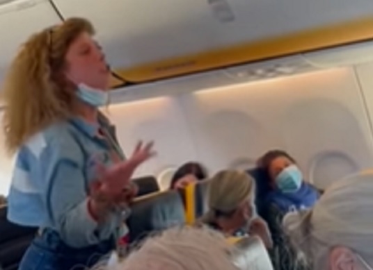 Donna non rispetta le norme anti-Covid, rissa sfiorata sul volo Ibiza-Milano