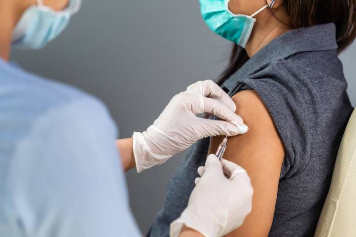 Vaccinati e positivi al Covid: il virus si ferma nel naso per pochi giorni