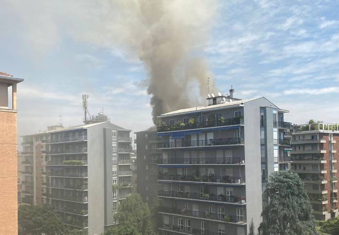 Incendio in via Washington a Milano: colonna di fumo visibile a chilometri. Le immagini