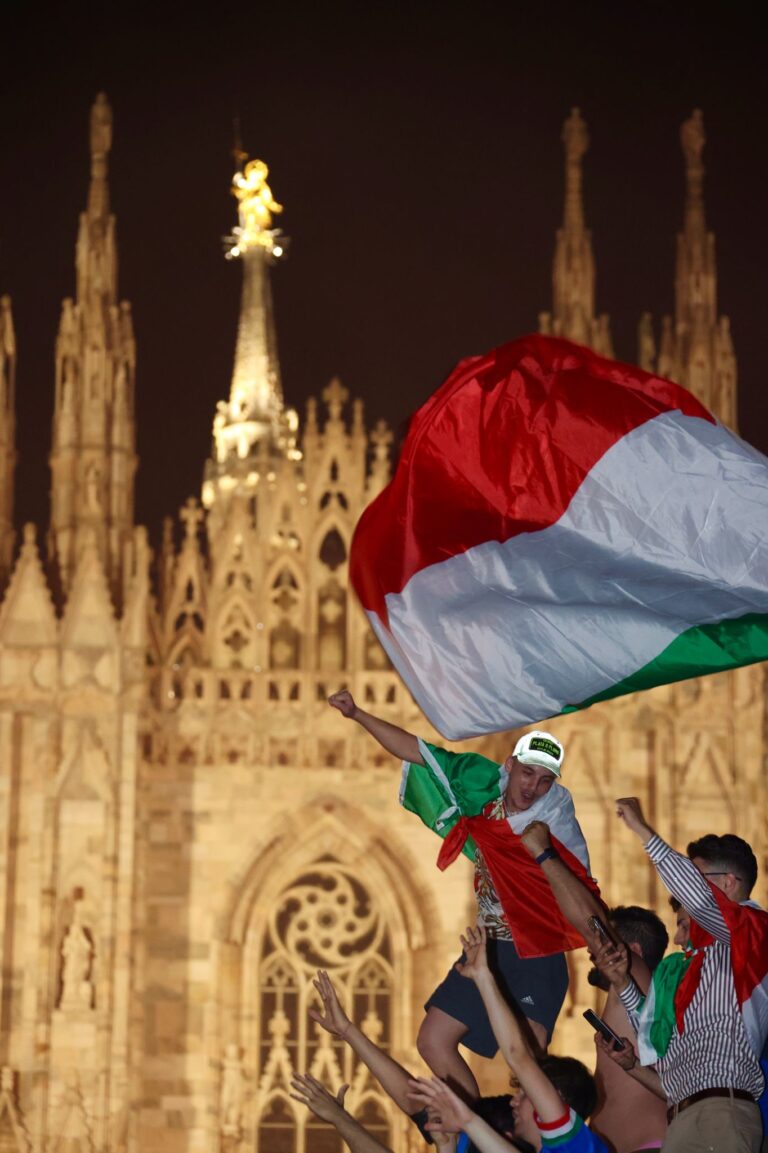 L’Italia è campione d’Europa! Il rigore decisivo per le strade di Milano: il video