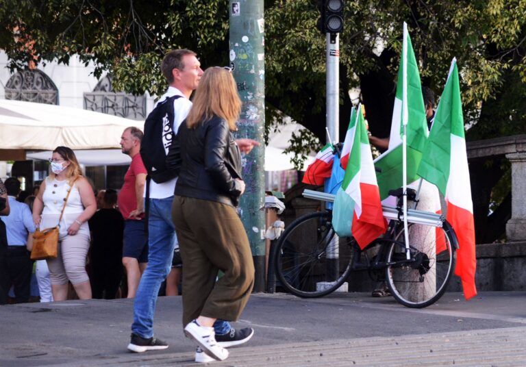 Italia-Inghilterra, Milano si prepara: bandiere in vendita sui Navigli
