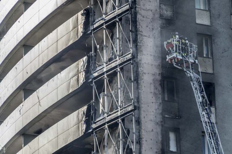 Incendio a Milano, il disastro: 14 appartamenti su 58 distrutti, altri 20 danneggiati
