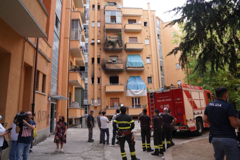 Incendio in una casa popolare di San Siro, 150 evacuati