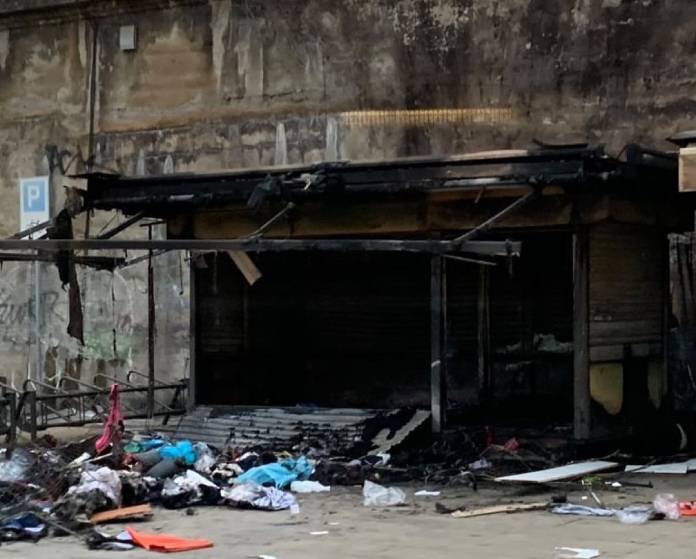 Milano brucia ancora: le fiamme distruggono un negozio in piazza Bottini