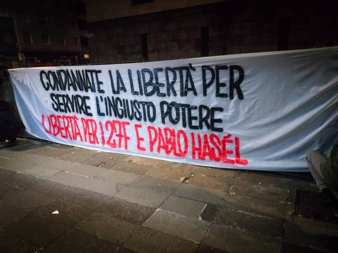 Striscioni nella notte contro la detenzione di sei italiani a Barcellona
