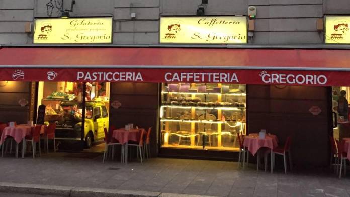 Milano, l’ennesimo furto alla pasticceria San Gregorio: «Siamo sicuri in casa nostra?»