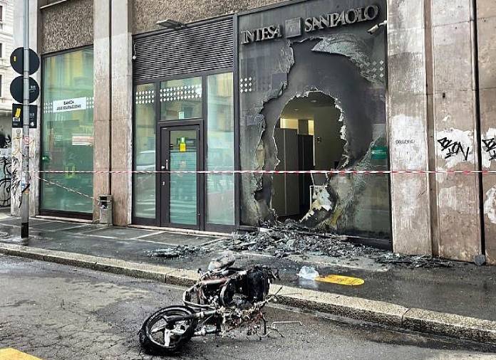Milano, paura in banca: ingresso in fiamme a causa di una moto