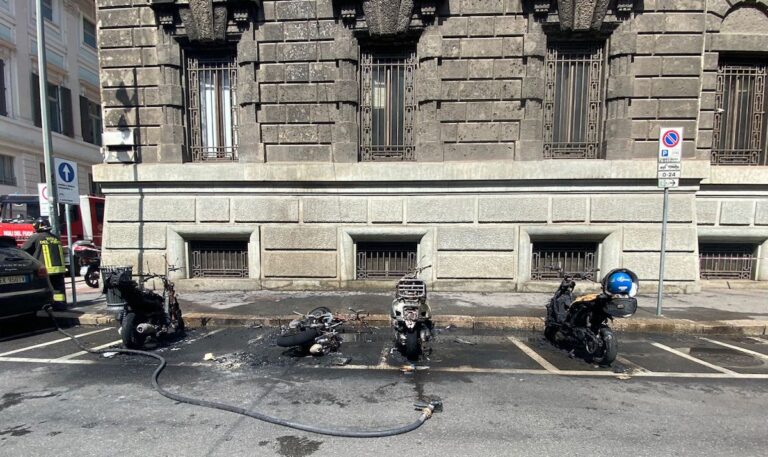 Incendio a Milano: bruciano motorini, il video