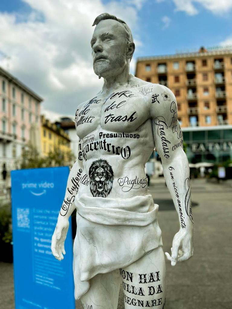 Gianluca Vacchi, la statua in Piazza XXV Aprile a Milano