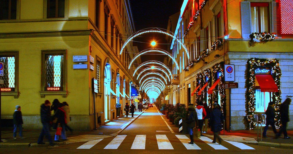 Fare shopping a Milano, via Gesu