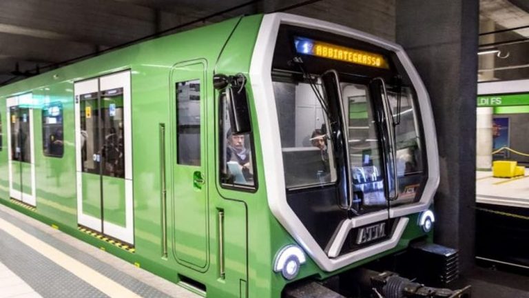 Il «bagarino» della metropolitana di Milano: vendeva biglietti Atm già vidimati a prezzi ridotti