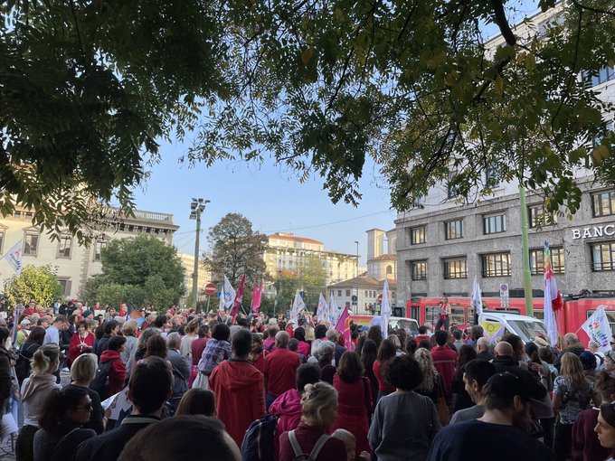 Protesta di piazza oggi, sabato 22 ottobre 2022, contro il Governo Meloni a Milano