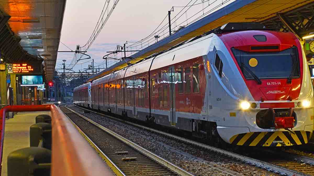 Malpensa Express in transito sulla linea Saronno-Milano Centrale