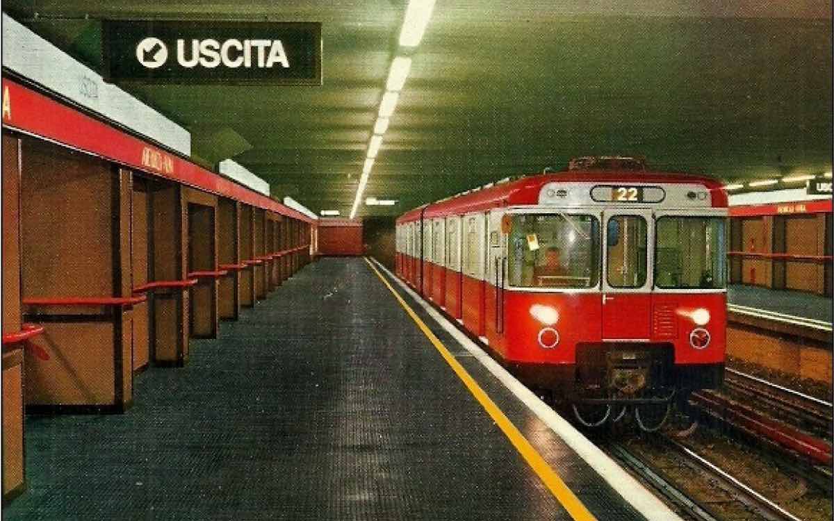 Metropolitana rossa di Milano linea 1 foto vintage-2, metro a milano