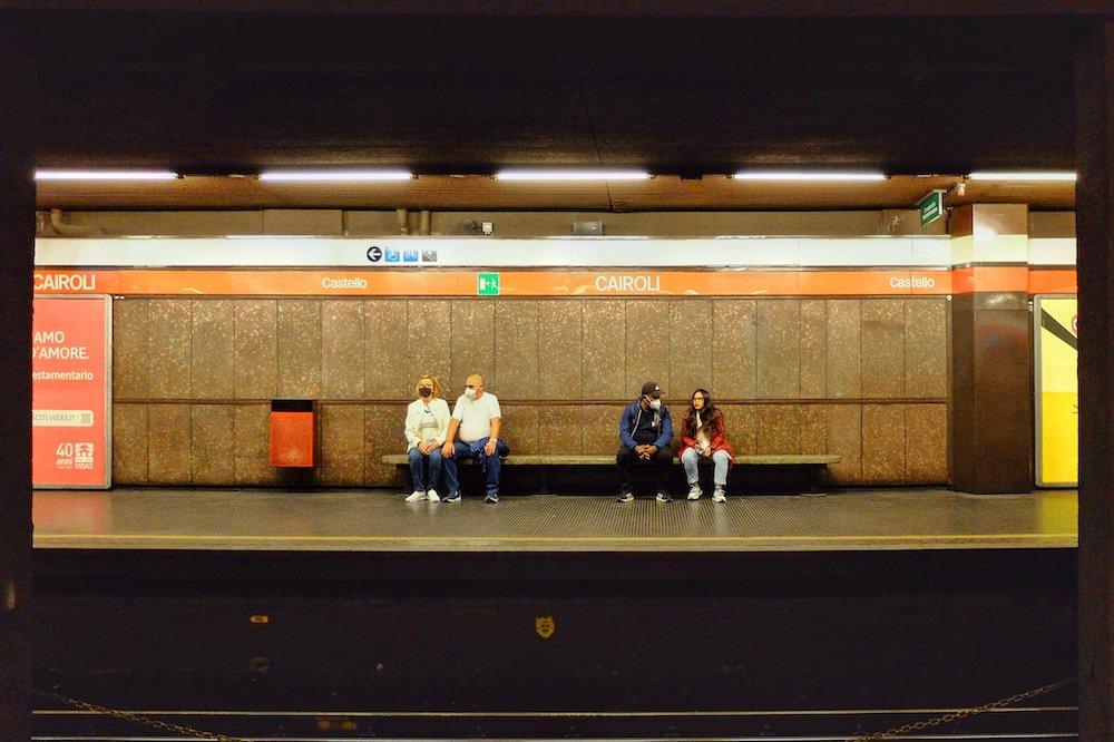 Persone che aspettano la metropolitana, foto FNF__404