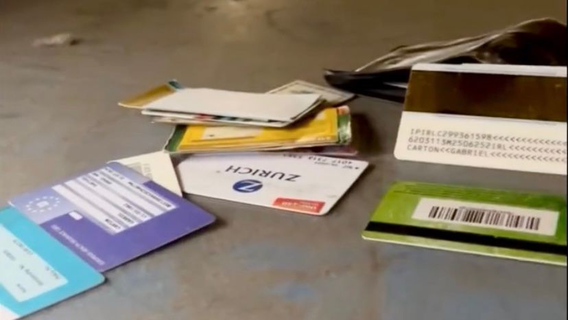 Carte di credito, documenti nella stazione centrale di Milano