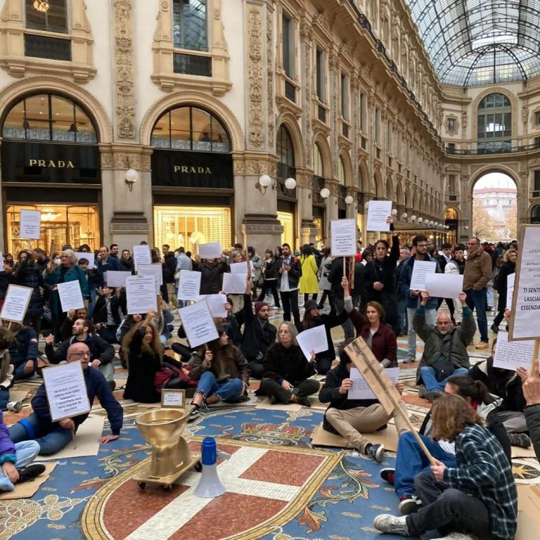 Flash mob in Galleria, manifestazione in favore delle esigenze delle persone senza fissa dimora