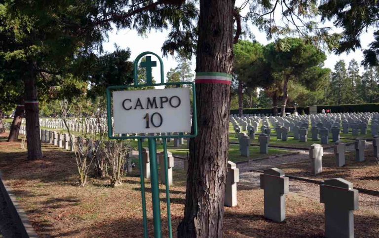 Campo 10 al Cimitero Maggiore, foto Fotogramma 25 aprile