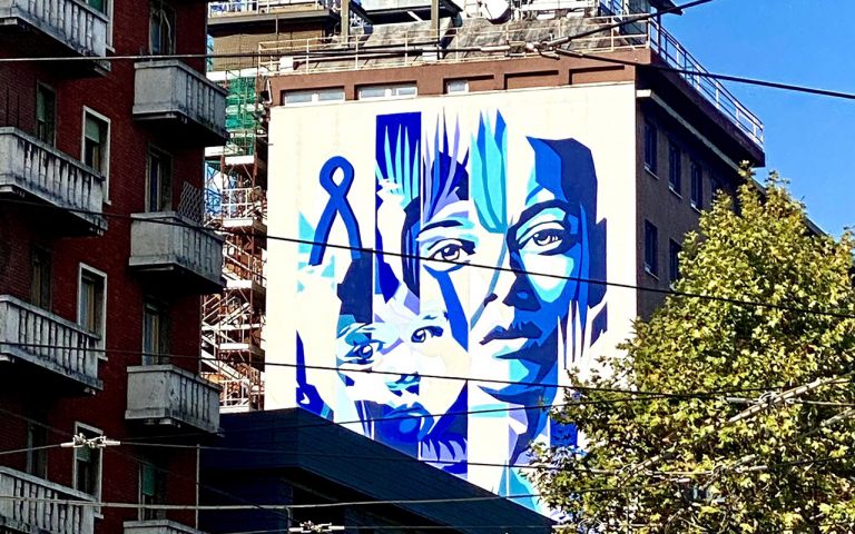 Hotel Astoria, dopo il murale (imbrattato) è il giorno del “Flash Mob Blu” per diffondere consapevolezza sull’autismo