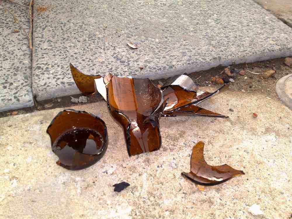 Degrado, bottiglie di vetro rotte per strada-2