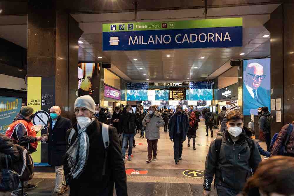 Pendolari a Milano Cadorna, foto Fotogramma