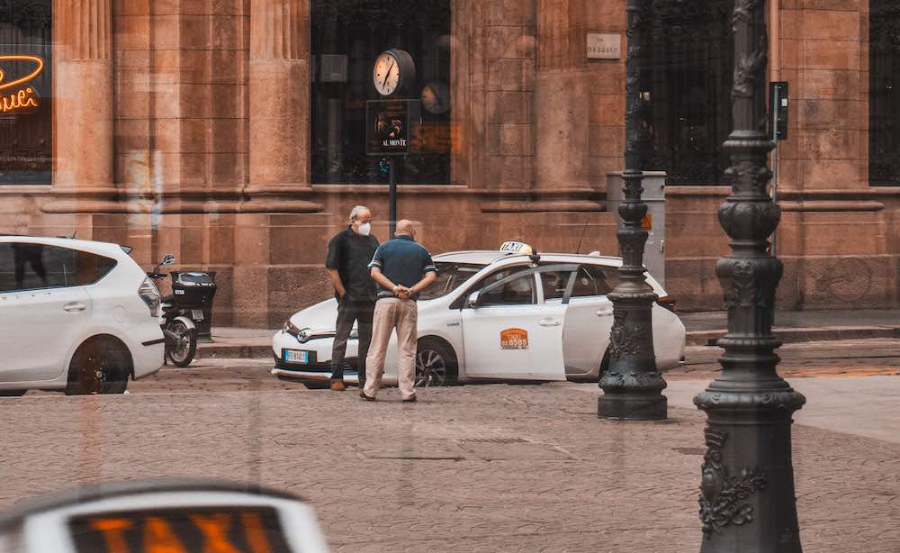 Taxi a Milano, foto Unsplash