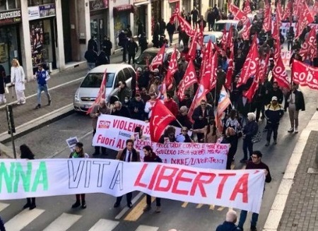 Manifestazione a Milano: corteo dei Cobas contro guerra, governo, carovita e 41 bis