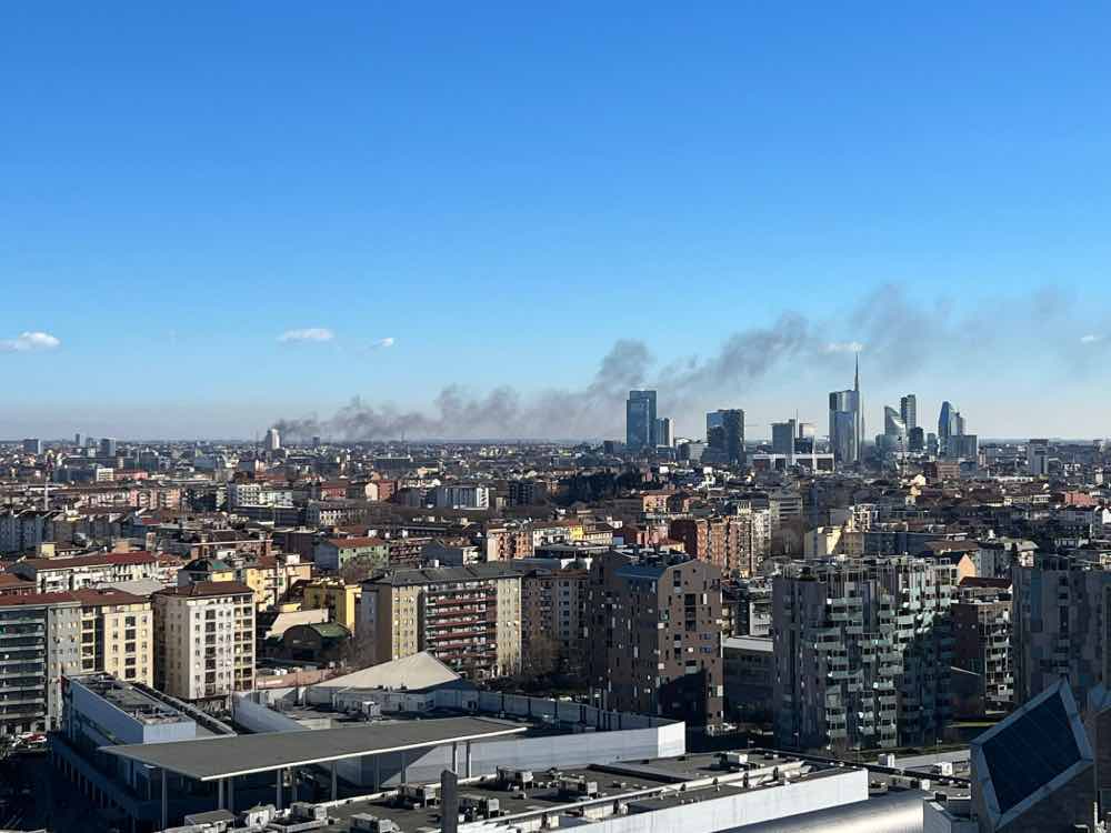 incendio a Milano oggi, il fumo da via Casoria